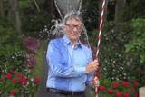 Bill Gates w trakcie Ice Bucket Challenge